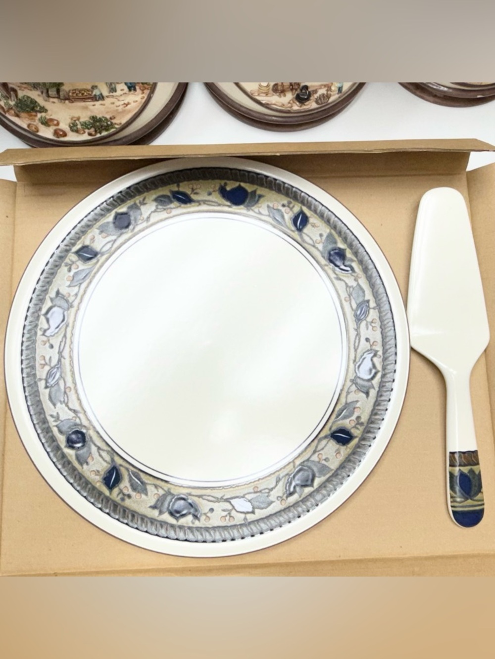 NIB Mikasa Intaglio Arabella Cake Plate & Server Set - 12.5” round